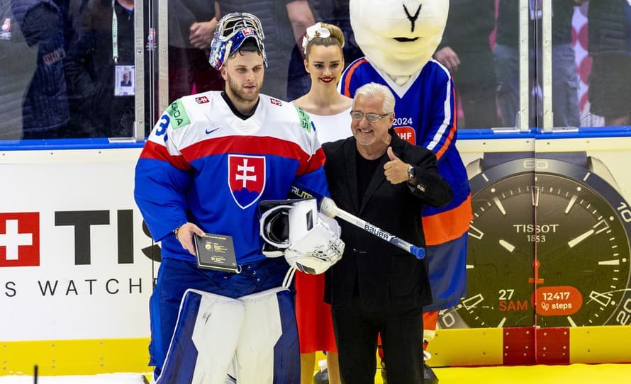 Bol najlepším hráčom na ľade! Leví podiel na pondelkovom víťazstve Slovenska nad USA 5:4pp mal náš brankár Samuel Hlavaj (22). 