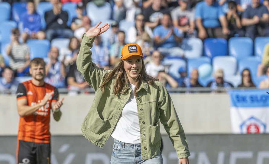 Aj keď titul získali už skôr, víťaznej trofeje sa dočkali až po poslednom zápase. Futbalisti ŠK Slovan Bratislava navyše privítali vzácnu ...