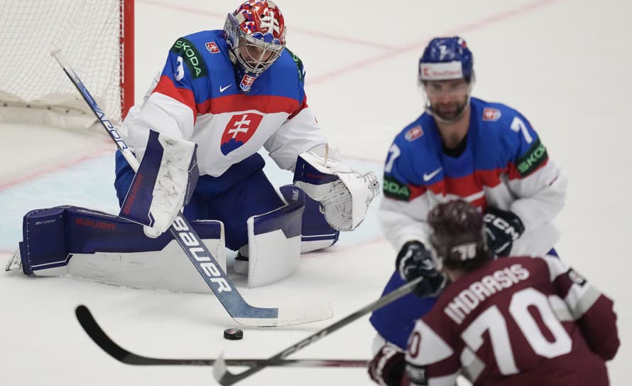 Slovák drží nad vodou. Brankár hokejovej reprezentácie Samuel Hlavaj (22) opäť raz potvrdil svoje obrovské kvality. V stretnutí s Lotyšskom ...