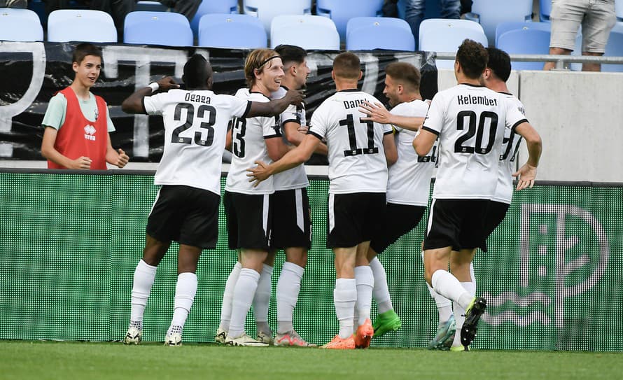 Futbalisti FC Petržalka zvíťazili v utorkovom prvom zápase baráže o Niké ligu nad MFK Zemplín Michalovce 2:1. 