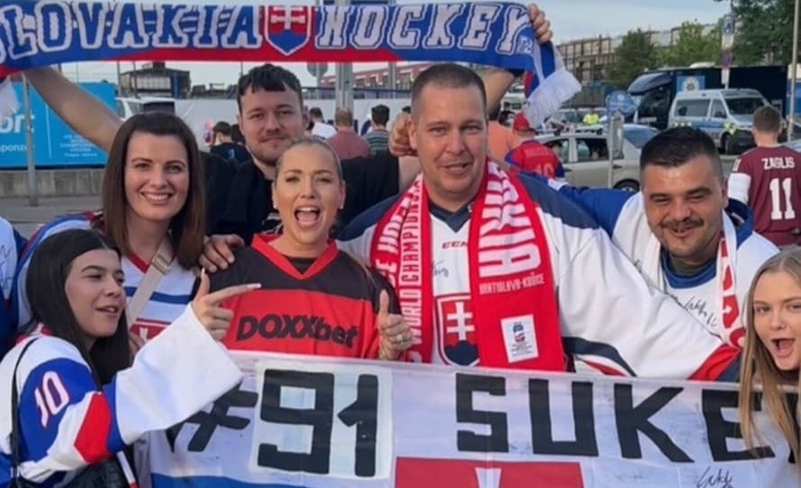 V Ostrave spôsobila obrovský ošiaľ. Bývalá slovenská tenistka Dominika Navara Cibulková (35) prišla podporiť slovenských hokejistov v ...