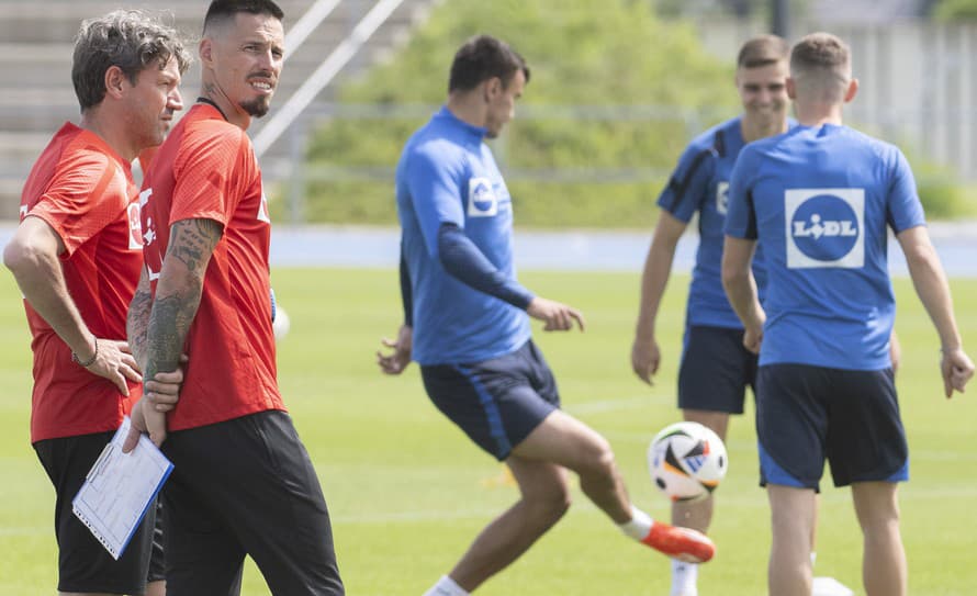 Slovenská futbalová reprezentácia vo štvrtok začala prípravu na tohtoročné ME (od 14. júna do 14. júla) neoficiálnym štvordňovým tréningovým ...