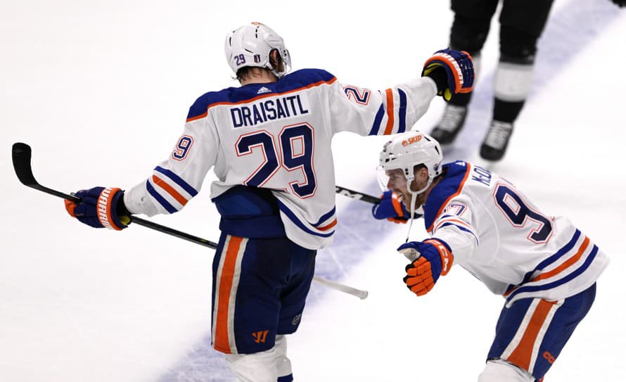 Hokejisti Edmontonu úspešne vstúpili do semifinálovej série play off zámorskej NHL. V noci na piatok zvíťazili na ľade Dallasu 3:2 po ...