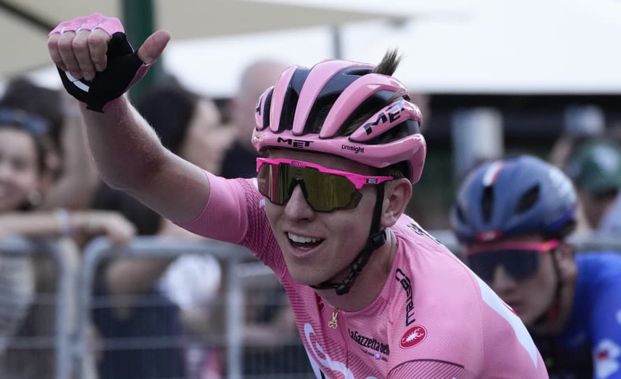 Slovinský cyklista Tadej Pogačar z tímu SAE Team Emirates sa premiérovo v kariére stal víťazom Giro d'Italia. 