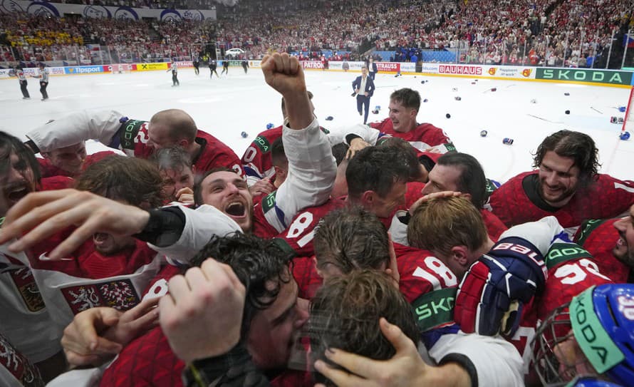 Hokejisti domáceho Česka získali zlaté medaily na 87. MS. 