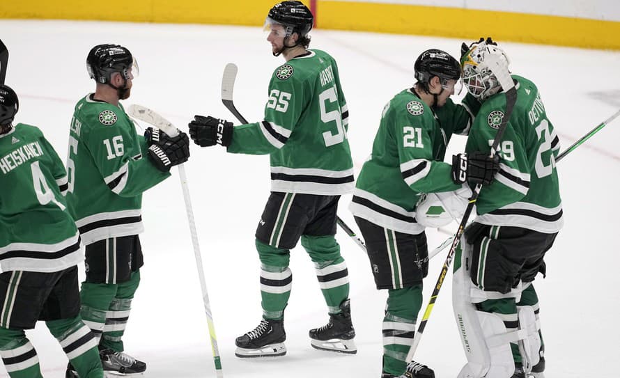 Hokejisti Dallasu zvíťazili v noci na utorok v treťom zápase finále Západnej konferencie NHL na ľade Edmontonu 5:3 a v sérii sa ujali ...