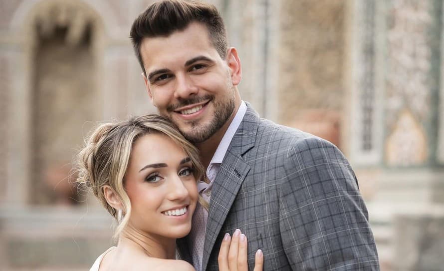 Už je v chomúte. Slovenský hokejový brankár Adam Húska (27) sa oženil. Áno povedal svojej americkej priateľke Taylor McGrailovej.