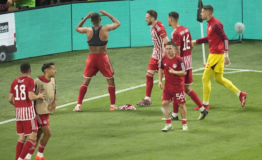 Futbalisti Olympiakosu Pireus zvíťazili v stredajšom finále Európskej konferenčnej ligy UEFA nad ACF Fiorentina 1:0 po predĺžení a získali ...