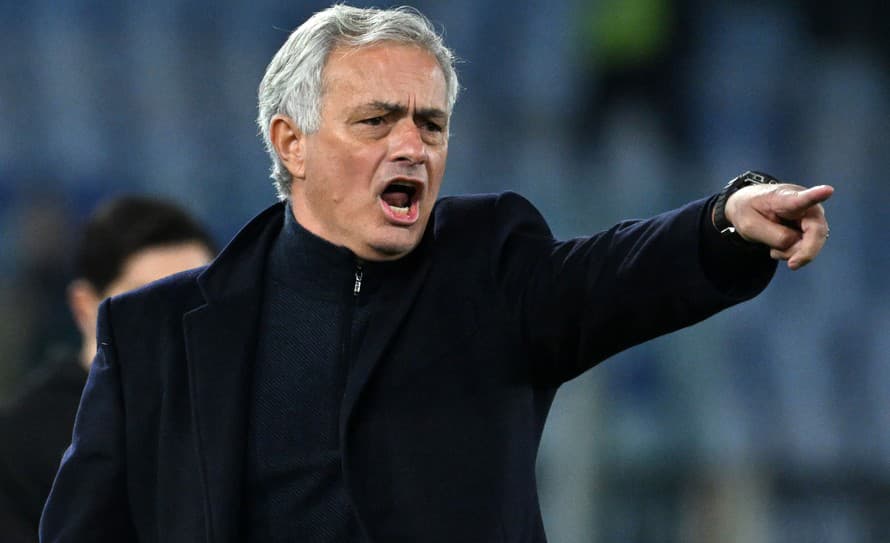 Portugalský tréner Jose Mourinho (61) sa podľa tureckých médií stane koučom futbalistov Fenerbahce Istanbul.