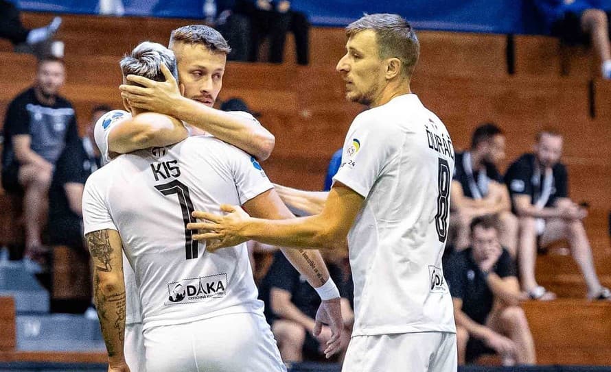 Slovenskí reprezentanti v malom futbale zvíťazili aj vo svojom treťom zápase na ME v Sarajeve. V utorok si poradili s Čechmi 3:1 a zabezpečili ...