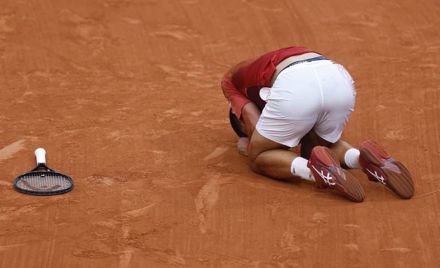 Srbský tenista Novak Djokovič (37) by mal v Paríži podstúpiť operáciu kolena, ktorá ho podľa agentúry DPA s najväčšou pravdepodobnosťou ...