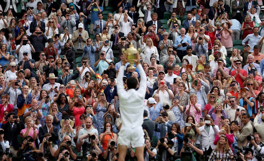 Organizátori tenisového Wimbledonu zvýšili celkové prémie na rekordných 50 miliónov libier (približne 59.360.000 eur). Singloví šampióni ...