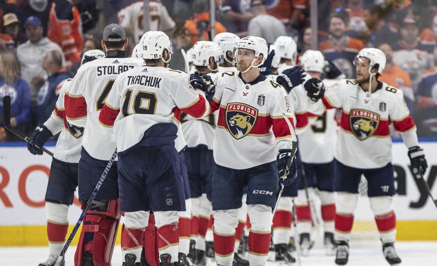 Hokejisti Floridy sú krok od zisku prvého Stanleyho pohára v zámorskej NHL. Panthers zvíťazili v noci na piatok v treťom finálovom stretnutí ...