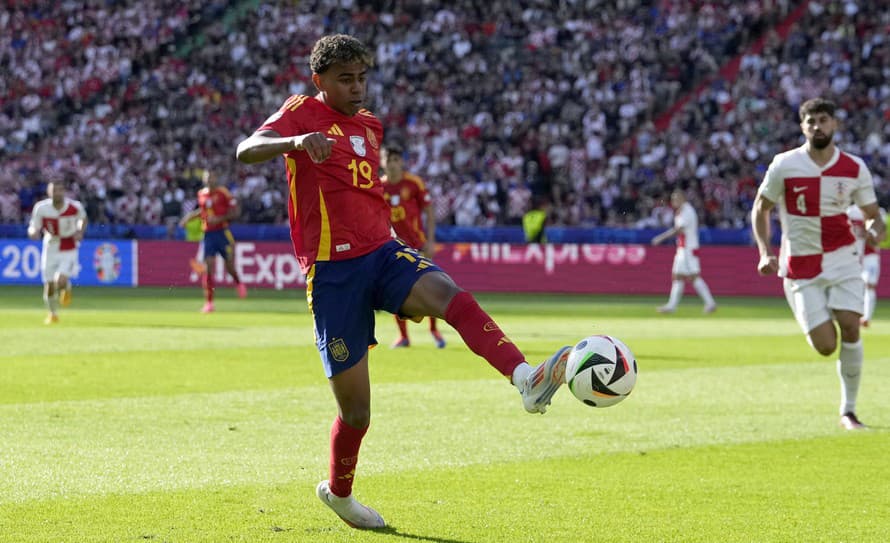 Španielsky futbalista Lamine Yamal sa stal vo veku 16 rokov a 338 dní najmladším hráčom, ktorý si pripísal štart na finálovom turnaji ...