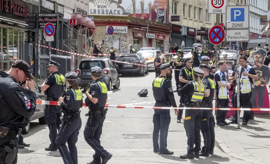 Nemecká polícia v nedeľu oznámila, že postrelila muža, ktorý sa jej príslušníkom v centre Hamburgu vyhrážal sekerou a zápalnou bombou. ...