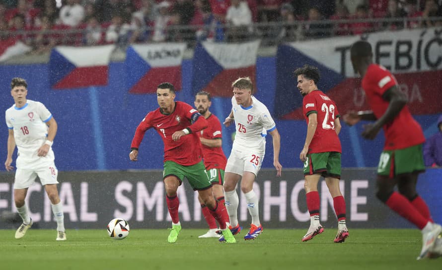 Futbalisti Portugalska zvíťazili nad Českom 2:1 v utorňajšom zápase F-skupiny na ME v Nemecku. O ich víťazstve rozhodol v nadstavenom ...