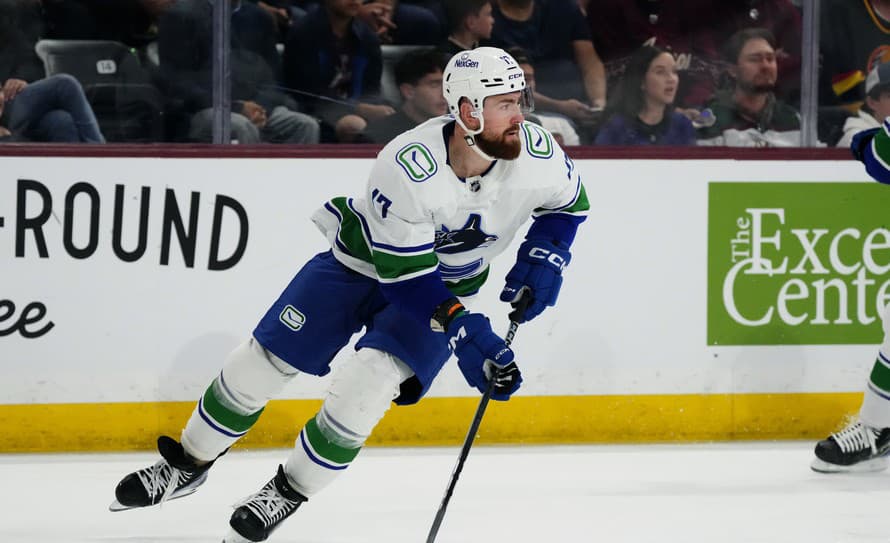 Český hokejista Filip Hronek podpísal s Vancouverom Canucks novú osemročnú zmluvu, pričom za sezónu zarobí priemerne 7,25 milióna dolárov.