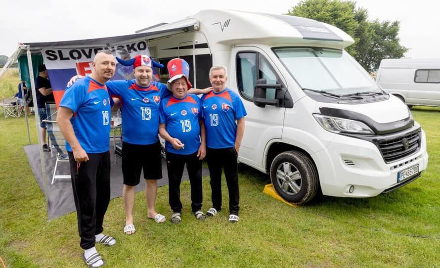 Slovenských futbalových reprezentantov prišli na EURO do Nemecka povzbudiť tisíce fanúšikov. Nechýba medzi nimi ani otec Juraja Kucku ...