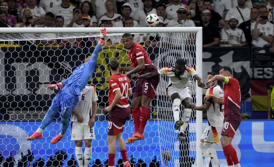 Futbalisti Nemecka potvrdili v nedeľu vo Frankfurte prvenstvo v A-skupine domácich ME remízou so Švajčiarskom 1:1. Napriek nerozhodnému ...