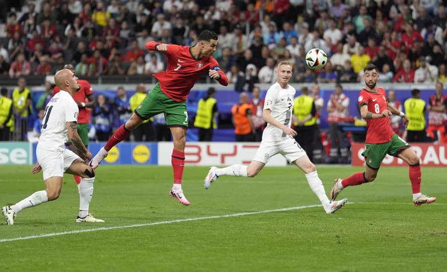 Futbalisti Portugalska postúpili do štvrťfinále majstrovstiev Európy.