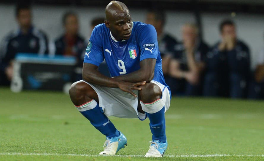 Dovolenka v štýle Maria Balotelliho asi ani nemôže vyzerať inak! Taliansky futbalový útočník sa poriadne odviazal, opitý pod obraz boží ...