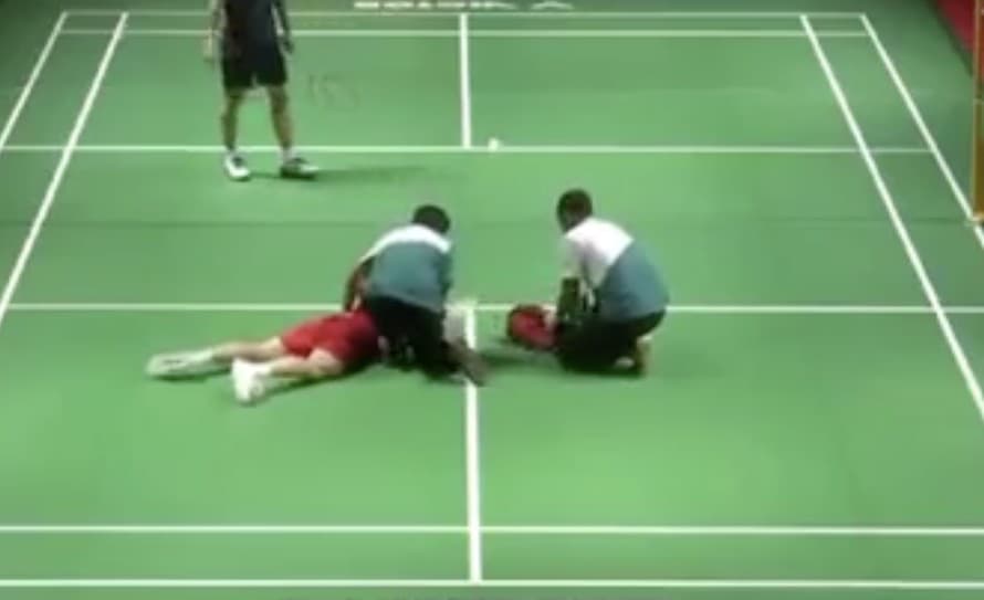 Na ázijskom juniorskom šampionáte v bedmintone došlo k obrovskej tragédii. Počas zápasu sa v kŕčoch zrútil k zemi Číňan Zhang Zhijie ...
