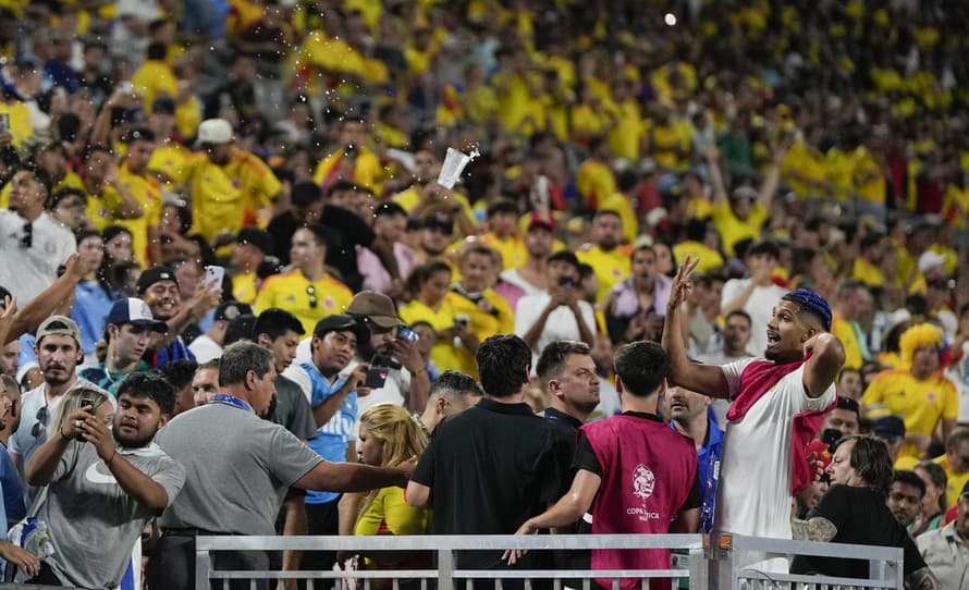 Semifinálový zápas Copa America medzi futbalistami Uruguaja a Kolumbie (0:1) v Charlotte mal nepríjemnú dohru v hľadisku. 