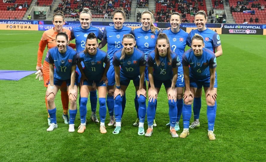 Zápas slovenskej ženskej futbalovej reprezentácie proti tímu Škótiek musel byť prerušený z dôvodu nepriaznivého počasia.