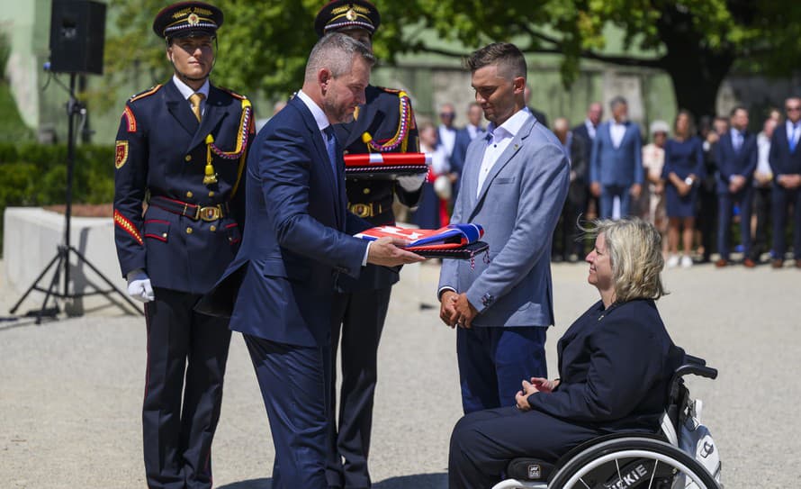 Vodný slalomár Jakub Grigar mal tú česť zložiť spolu s s parastolnou tenistkou Alenou Kánovou v mene celej olympijskej a paralympijskej ...