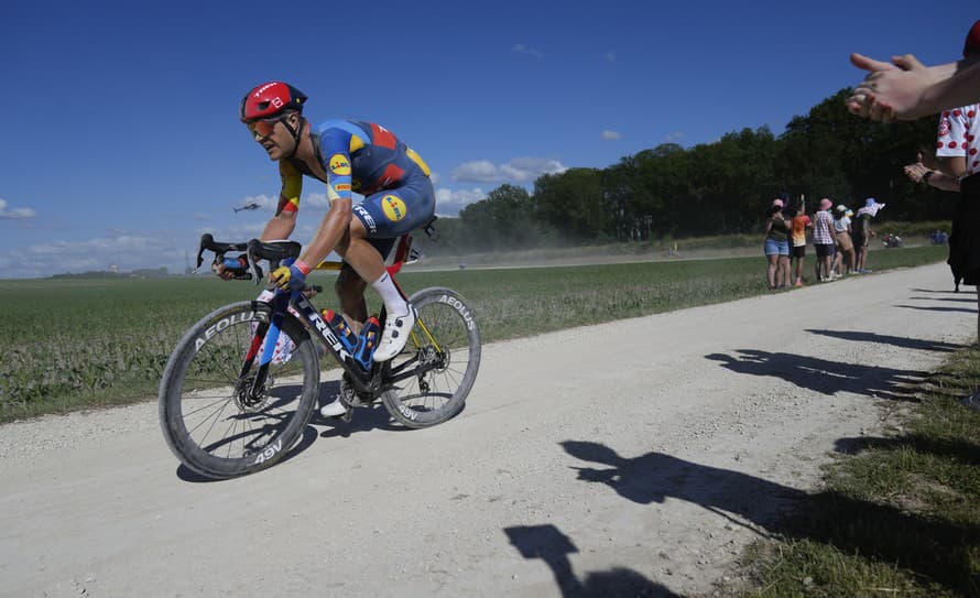 Štedrý Belgičan! Jasper Stuyven počas 18. etapy na Tour de France jedol čokoládové cukríky, neváhal a ponúkol aj ostatných cyklistov ...