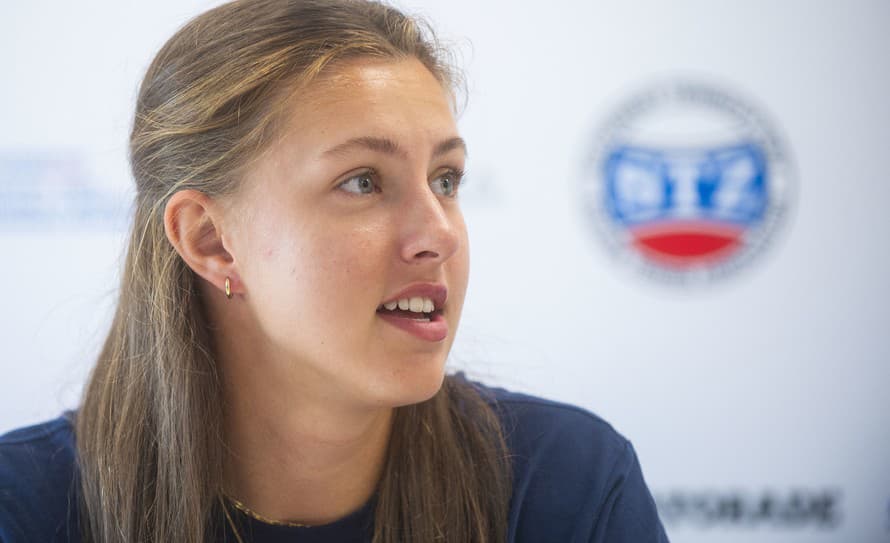 Slovenská tenistka Renáta Jamrichová (17) prehrala v 1. kole dvojhry na turnaji WTA v Prahe s Viktorijou Tomovovou 6:7 (3), 3:6. Bulharka ...