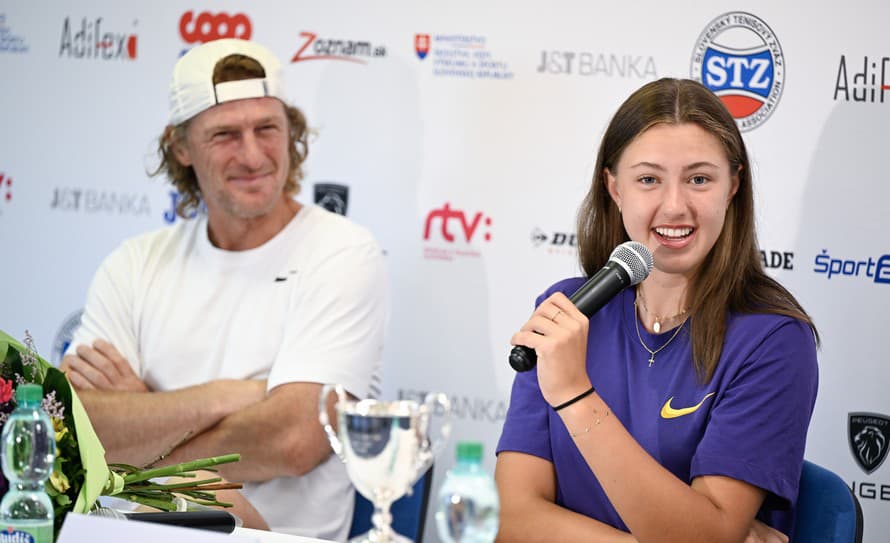 Naša tenisová senzácia Renáta Jamrichová (17), ktorá nedávno dosiahla juniorský triumf vo Wimbledone, čelí výzvam nielen na kurte, ale ...