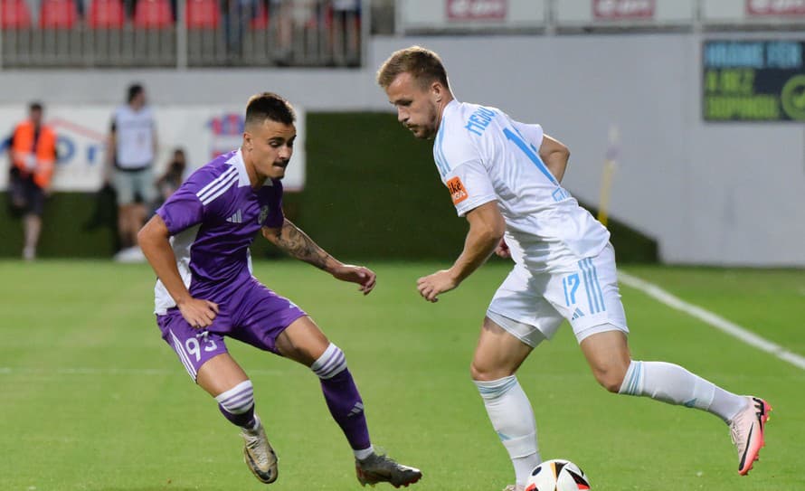 Úradujúci šampión ŠK Slovan Bratislava vstúpil do novej sezóny futbalovej Niké ligy víťazstvom 4:1 nad nováčikom KFC Komárno.