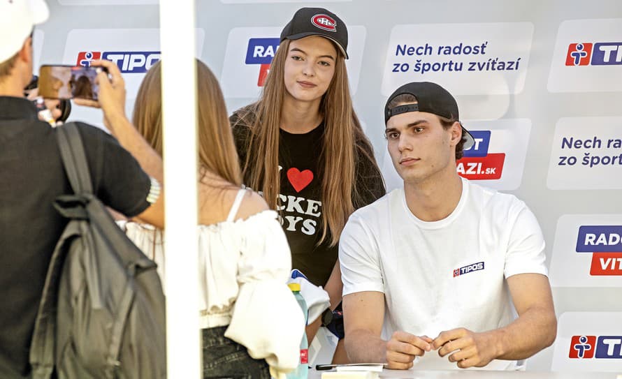 Vzácna návšteva. Na Olympijský festival na bratislavskej Kuchajde prišla bývalá draftová jednotka NHL. Slovenský hokejista Juraj Slafkovský ...