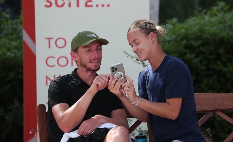 Fandil jej o dušu, ale napokon to na medailu nestačilo! Do Paríža prišiel svoju lásku, tenistku Annu Karolínu Schmiedlovú (29), koncom ...