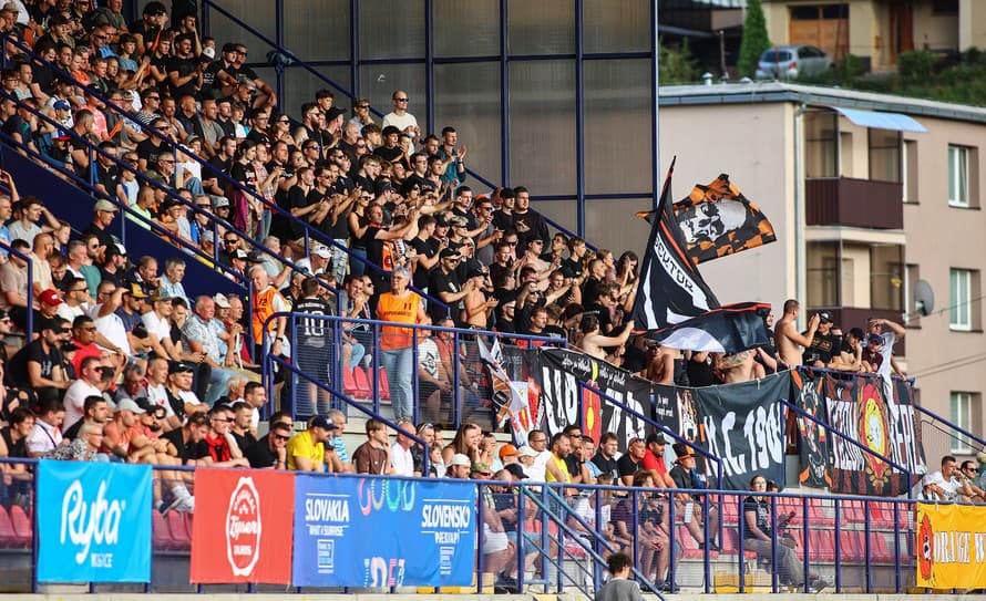 Situáciu využili fanúšikovia! Zápas play-off Európskej konferenčnej ligy medzi Noah Armavir a Ružomberok bol prerušený. 