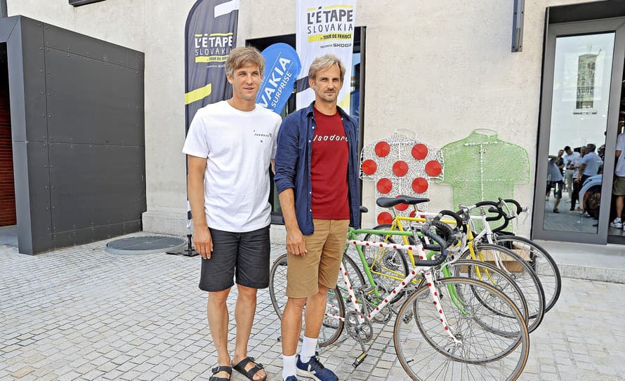 Sú vtiahnutí do diania! Cyklistickí bratia Peter a Martin Velitsovci sa po konci aktívnej kariéry venujú hokeju v amatérskej lige. 