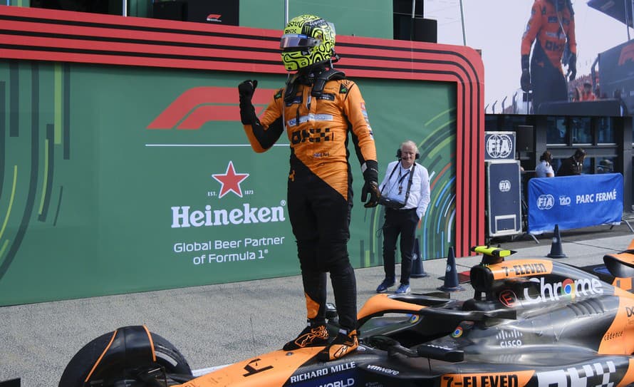 Britský jazdec Lando Norris z McLarenu zvíťazil na Veľkej cene Holandska, pätnástom podujatí seriálu MS F1. Druhý skončil domáci Max ...