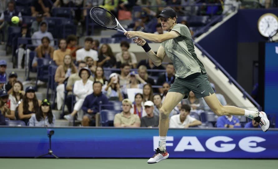 Taliansky tenista Jannick Sinner potvrdil pozíciu favorita a postúpil do štvrťfinále dvojhry na grandslamovom turnaji US Open.