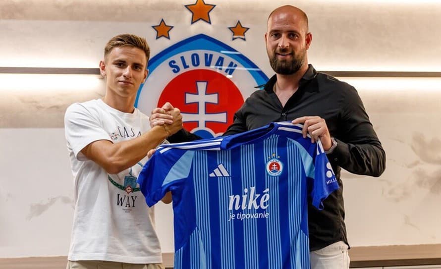 Futbalistov ŠK Slovan Bratislava posilní ofenzívny stredopoliar Artur Gajdoš. Prichádza z AS Trenčín a podpísal štvorročný kontrakt.