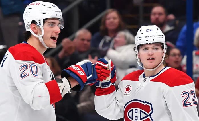 Hviezdny útočník tímu Montreal Canadiens Cole Caufield (23) sa v novej sezóne rozhodol rozlúčiť so svojím typickým číslom 22 a uctiť ...