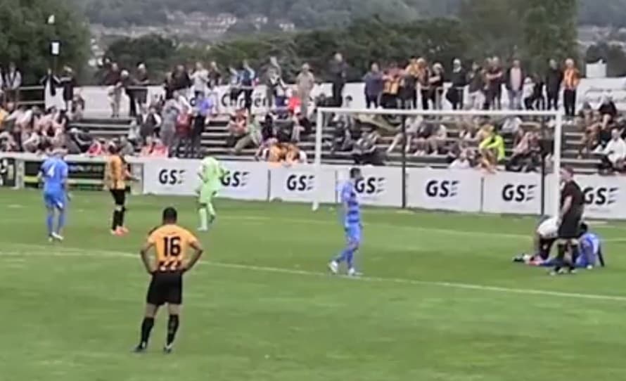 Zápas z nižšej anglickej futbalovej súťaže je hitom internetu! Hráč z tímu Folkestone Invicta Tom Derry (29) totiž dostal v stretnutí ...