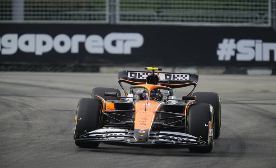 Brit Lando Norris z McLarenu zvíťazil v sobotňajšej kvalifikácii pred Veľkou cenou Singapuru, osemnástymi pretekmi seriálu MS F1.