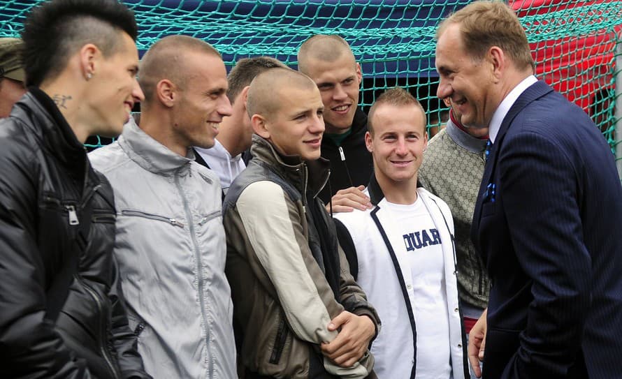 Životné jubileum 60 rokov oslávi v nedeľu bývalý tréner slovenskej futbalovej reprezentácie a momentálne kouč ŠK Slovan Bratislava, ktorý ...