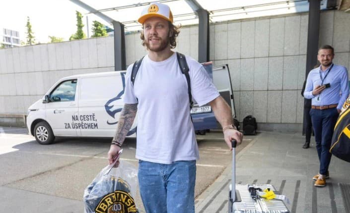 Nový imidž! Hokejová hviezda Bostonu Bruins David Pastrňák (28) zaujal zámorie tento niečím iným ako výkonom. Majster sveta z tohto roku ...