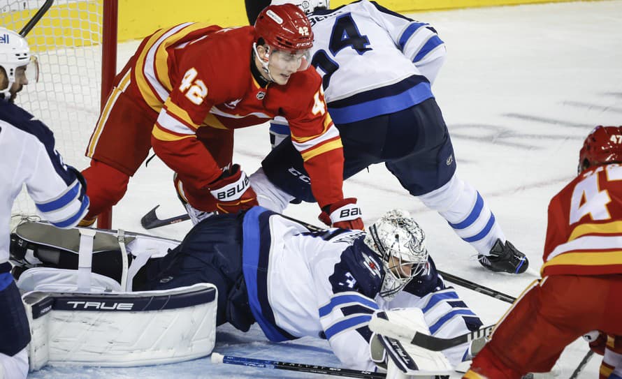 Hokejisti Calgary prehrali v prípravnom zápase pred začiatkom zámorskej NHL s Winnipegom 2:3. V zostave Flames sa objavili aj dvaja Slováci, ...