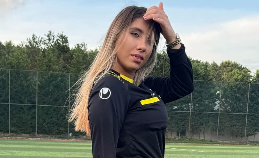 Turecká futbalová federácia (TFF) udelila rozhodkyni Elif Karaarslanovej (24) doživotný zákaz pôsobenia vo futbale po tom, čo sa objavili ...