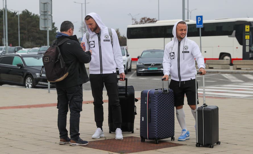 Bez štyroch členov kádra odletela včera predpoludním slovenská reprezentácia do Baku, kde ju dnes čaká štvrtý duel v rámci 1. skupiny ...