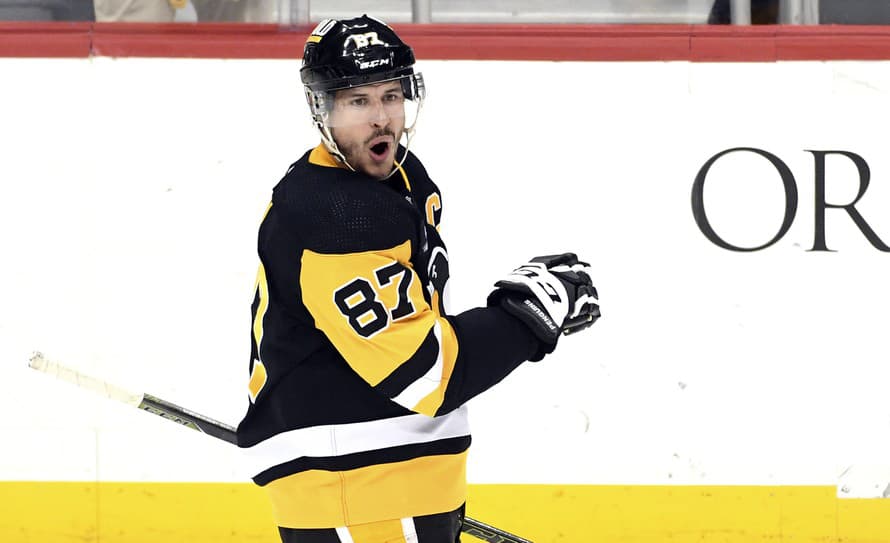 Kanadský hokejista Sidney Crosby prispel víťazným gólom a dvoma asistenciami k triumfu Pittsburghu nad Buffalom 6:5 po predĺžení a stal ...