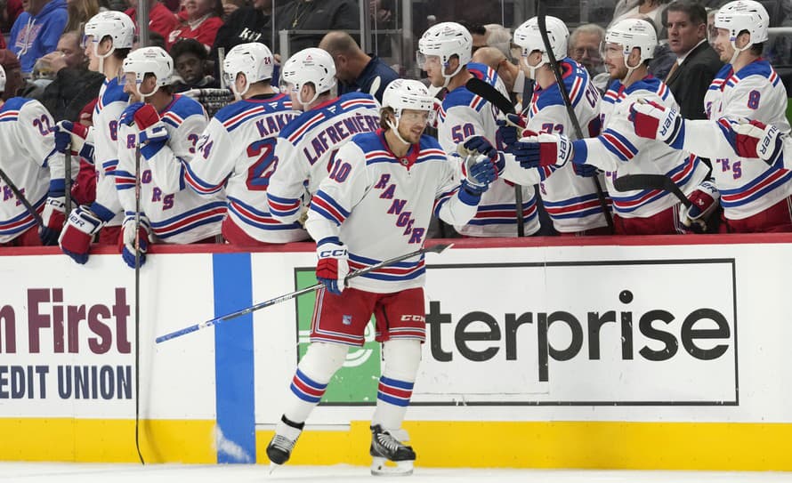 Hokejisti New Yorku Rangers vyhrali v noci na piatok v zámorskej NHL na ľade Detroitu Red Wings 5:2. Hetrikom a asistenciou sa pod to ...